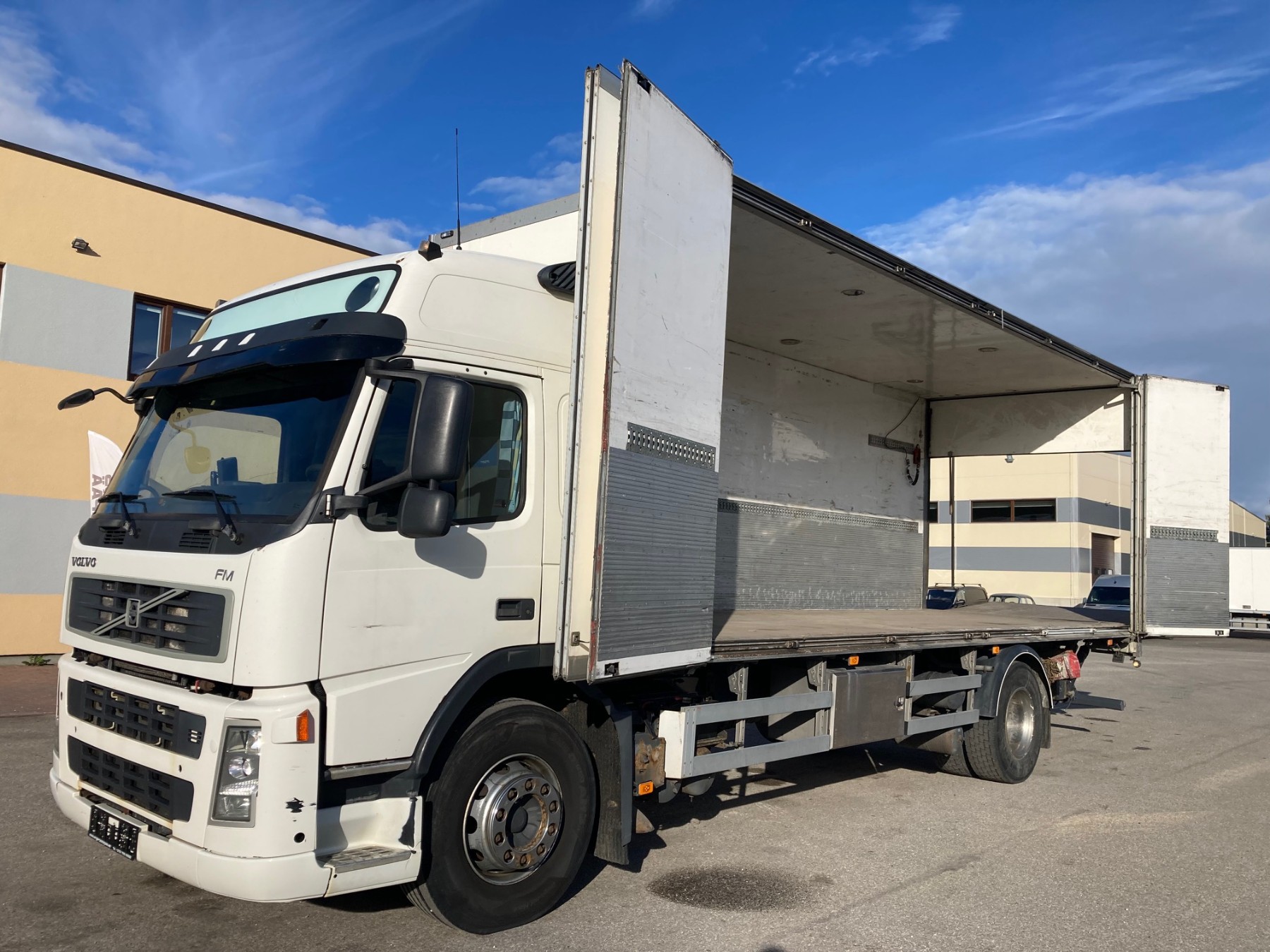 Volvo FM340 4X2 + SIDE OPENING + FULL AIR