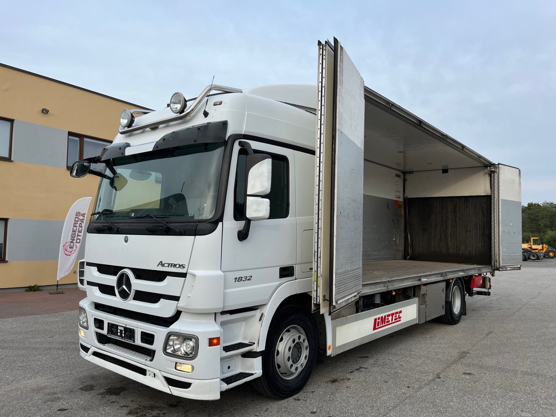 Mercedes-Benz ACTROS 1832 + SIDE OPEN + BOX HEATING + ADR